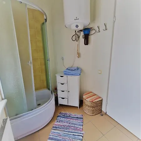 Artistic, Colorful With Free Parking Apartment *