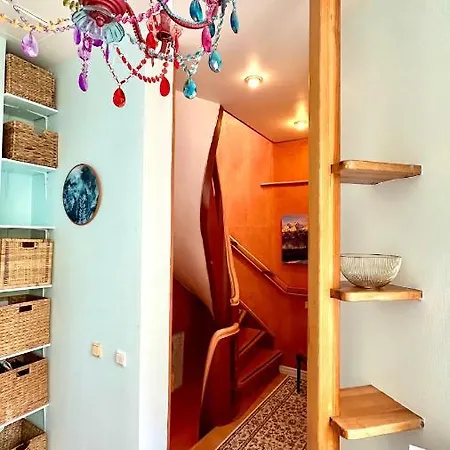 Apartment Artistic, Colorful With Free Parking *